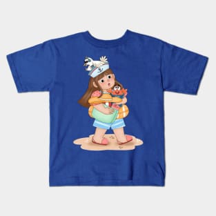 Cute girl going to the beach Kids T-Shirt